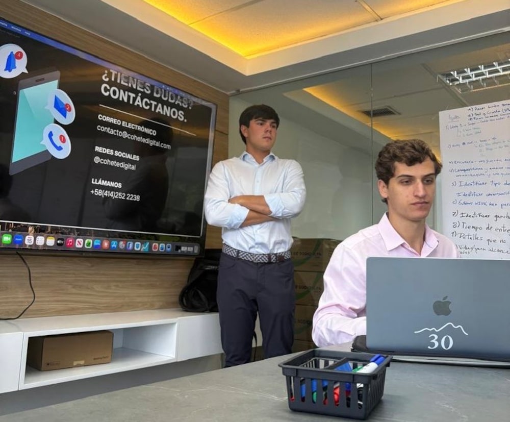 Un grupo de jóvenes estudiantes venezolanos fundó el UCAB Consulting Club. Un grupo de jóvenes estudiantes venezolanos fundó el UCAB Consulting Club.