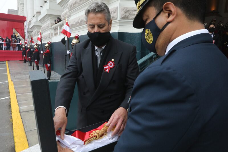 Sagasti dejó la banda a las afueras del Congreso de la Repúbllica. Sagasti dejó la banda a las afueras del Congreso de la Repúbllica.