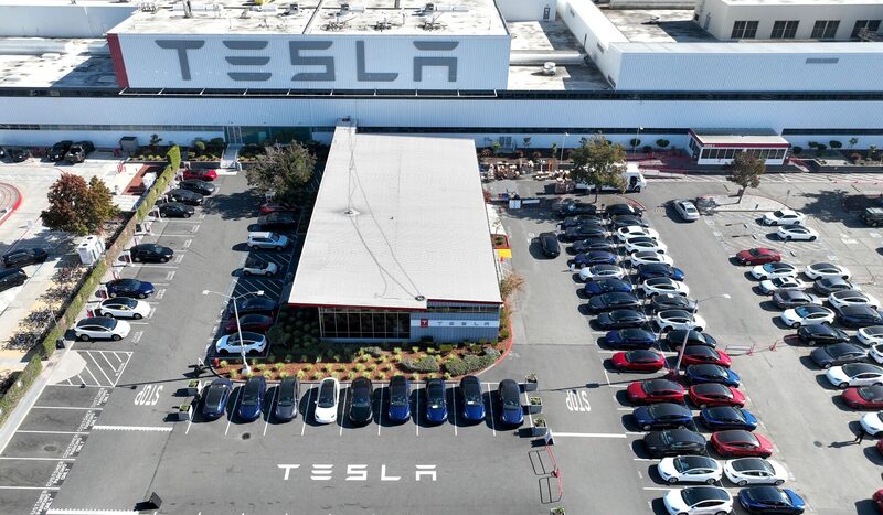 El aumento de las ofertas de empleo ha coincidido con el auge de las acciones de Tesla, que han sumado más de US$223.000 millones de capitalización bursátil en sólo los últimos 14 días de cotización. El aumento de las ofertas de empleo ha coincidido con el auge de las acciones de Tesla, que han sumado más de US$223.000 millones de capitalización bursátil en sólo los últimos 14 días de cotización.
