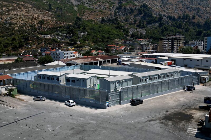 Candidatos à imigração para a Itália ficarão em um centro construído na Albânia enquanto aguardam a liberação para entrar no país Candidatos à imigração para a Itália ficarão em um centro construído na Albânia enquanto aguardam a liberação para entrar no país