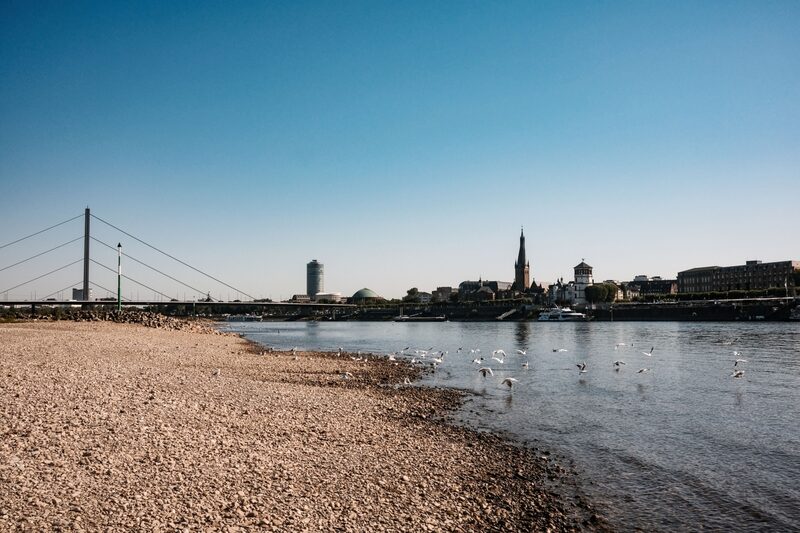 Una sección del lecho del río Rin expuesta, debido a los bajos niveles de agua causados por la sequía, en Duesseldorf, Alemania, el jueves 11 de agosto de 2022. Una sección del lecho del río Rin expuesta, debido a los bajos niveles de agua causados por la sequía, en Duesseldorf, Alemania, el jueves 11 de agosto de 2022.