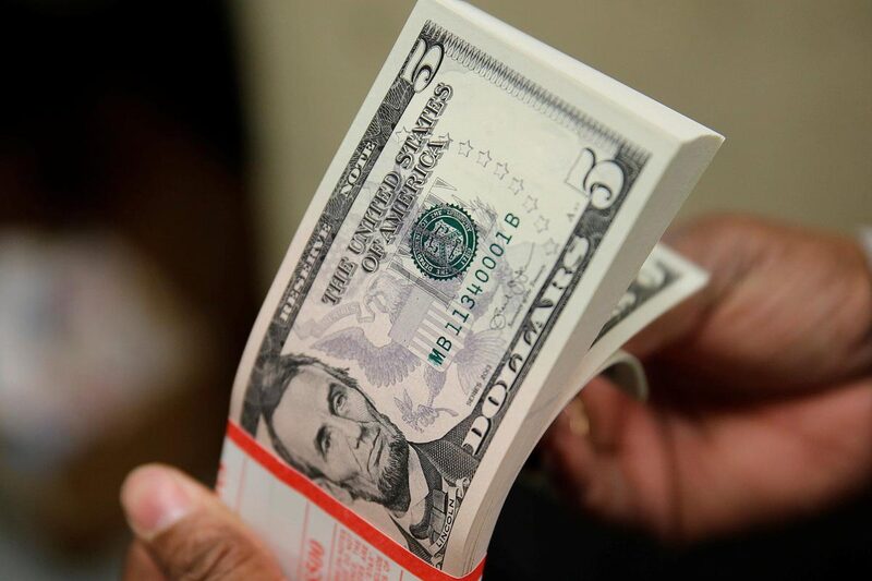 Precio del dólar en Perú se mantiene fuerte; BCR vende US$230 millones. Precio del dólar en Perú se mantiene fuerte; BCR vende US$230 millones.