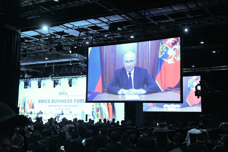 Vladimir Putin, presidente de Rusia, habla por videoconferencia durante el foro empresarial de los BRICS en la jornada inaugural de la cumbre de los BRICS en el Centro de Convenciones de Sandton, en el distrito de Sandton de Johannesburgo, Sudáfrica, el martes 22 de agosto de 2023. Vladimir Putin, presidente de Rusia, habla por videoconferencia durante el foro empresarial de los BRICS en la jornada inaugural de la cumbre de los BRICS en el Centro de Convenciones de Sandton, en el distrito de Sandton de Johannesburgo, Sudáfrica, el martes 22 de agosto de 2023.