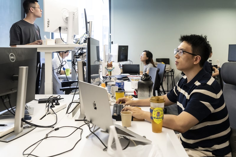 Engenheiros de inteligência artificial trabalham na Bota Biosciences, empresa de biotecnologia sintética industrial sediada em Hangzhou que utiliza IA e fornece soluções para a indústria de cuidados pessoais. Engenheiros de inteligência artificial trabalham na Bota Biosciences, empresa de biotecnologia sintética industrial sediada em Hangzhou que utiliza IA e fornece soluções para a indústria de cuidados pessoais.