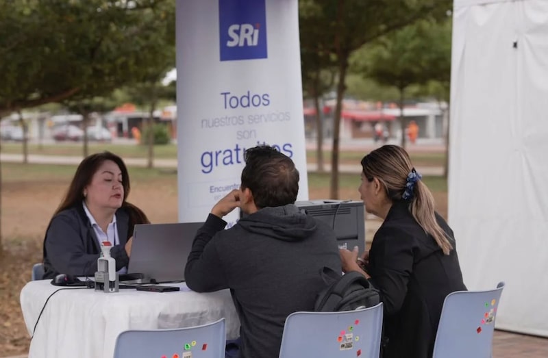 Brigada móvil del SRI en el parque Zoila Ugarte de Machala, Ecuador, el 30 de octubre de 2024. Brigada móvil del SRI en el parque Zoila Ugarte de Machala, Ecuador, el 30 de octubre de 2024.