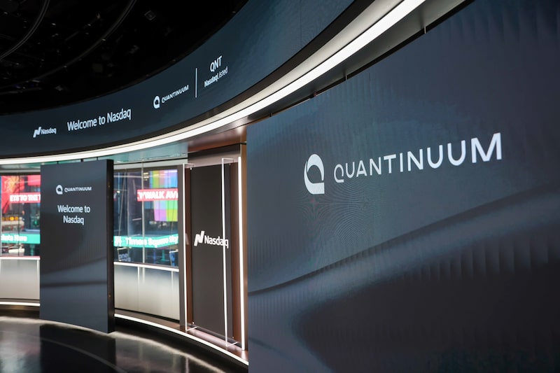 Señalización de Quantinuum Inc. durante la oferta pública inicial de la compañía en el Nasdaq MarketSite de Nueva York. Fotógrafo: Michael Nagle/Bloomberg. Señalización de Quantinuum Inc. durante la oferta pública inicial de la compañía en el Nasdaq MarketSite de Nueva York. Fotógrafo: Michael Nagle/Bloomberg.