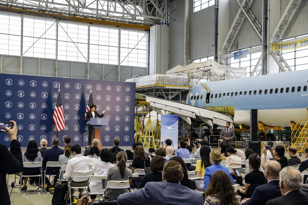 Gina Raimondo en una rueda de prensa en un hangar de aviones de Boeing Co. en Shanghai el 30 de agosto. Fotógrafo: Qilai Shen/Qilai Shen/Bloomberg Gina Raimondo en una rueda de prensa en un hangar de aviones de Boeing Co. en Shanghai el 30 de agosto. Fotógrafo: Qilai Shen/Qilai Shen/Bloomberg