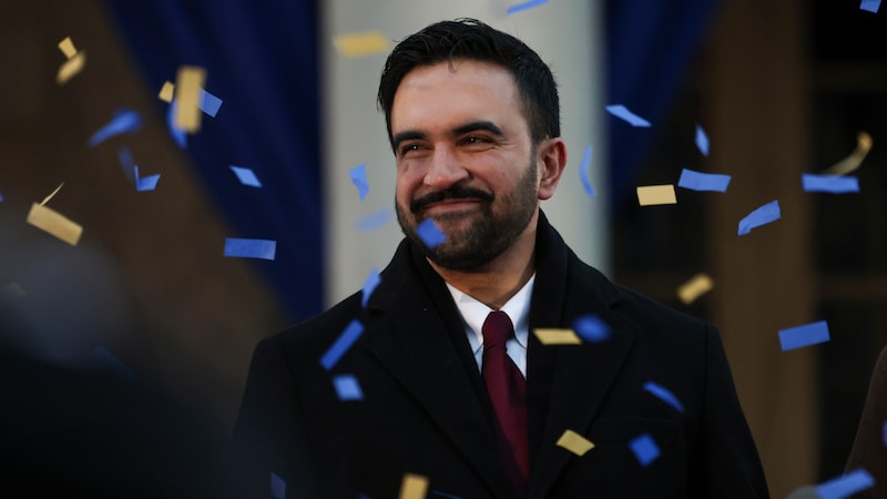 El senador Bernie Sanders prestó juramento a Zohran Mamdani como 112º alcalde de Nueva York en la escalinata del Ayuntamiento.Fuente: Bloomberg El senador Bernie Sanders prestó juramento a Zohran Mamdani como 112º alcalde de Nueva York en la escalinata del Ayuntamiento.Fuente: Bloomberg