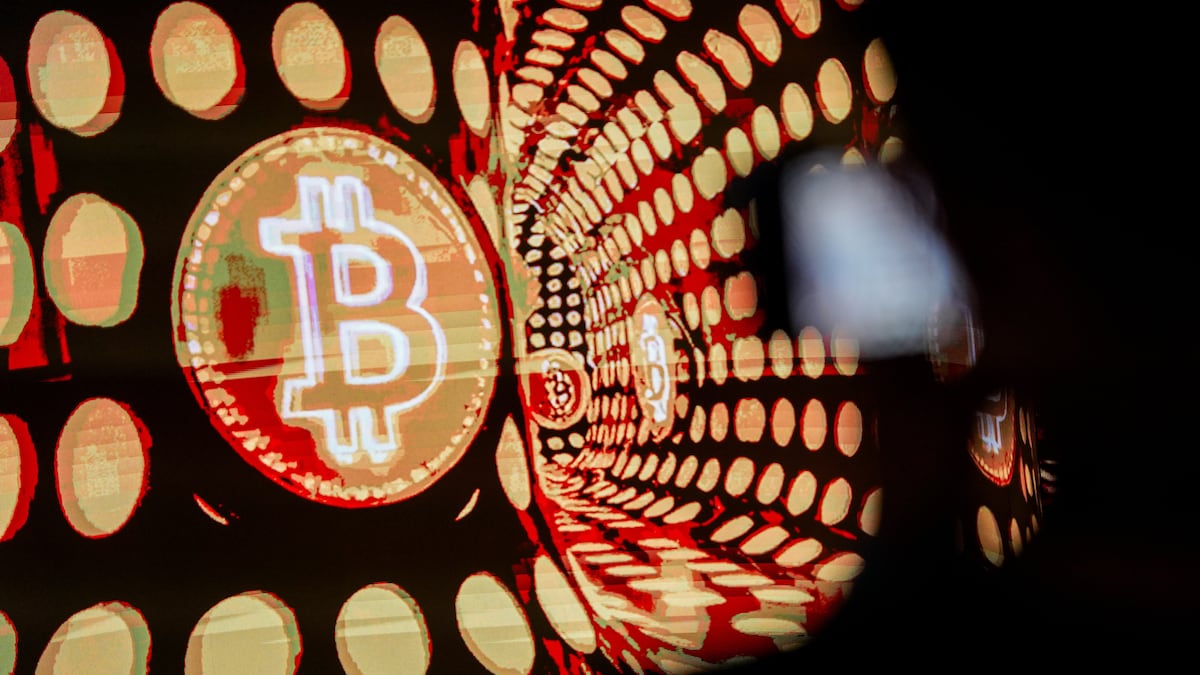 Señalización de Bitcoin en el área de exhibición durante la conferencia Plan B Forum Bitcoin en San Salvador, El Salvador.