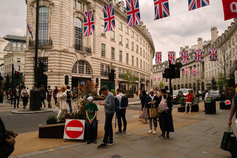 Trajeto de cerca de 2 quilômetros não apenas leva o rei Charles III à sua coroação, como fornece uma imagem das várias vertentes de sua incomparável fortuna Trajeto de cerca de 2 quilômetros não apenas leva o rei Charles III à sua coroação, como fornece uma imagem das várias vertentes de sua incomparável fortuna