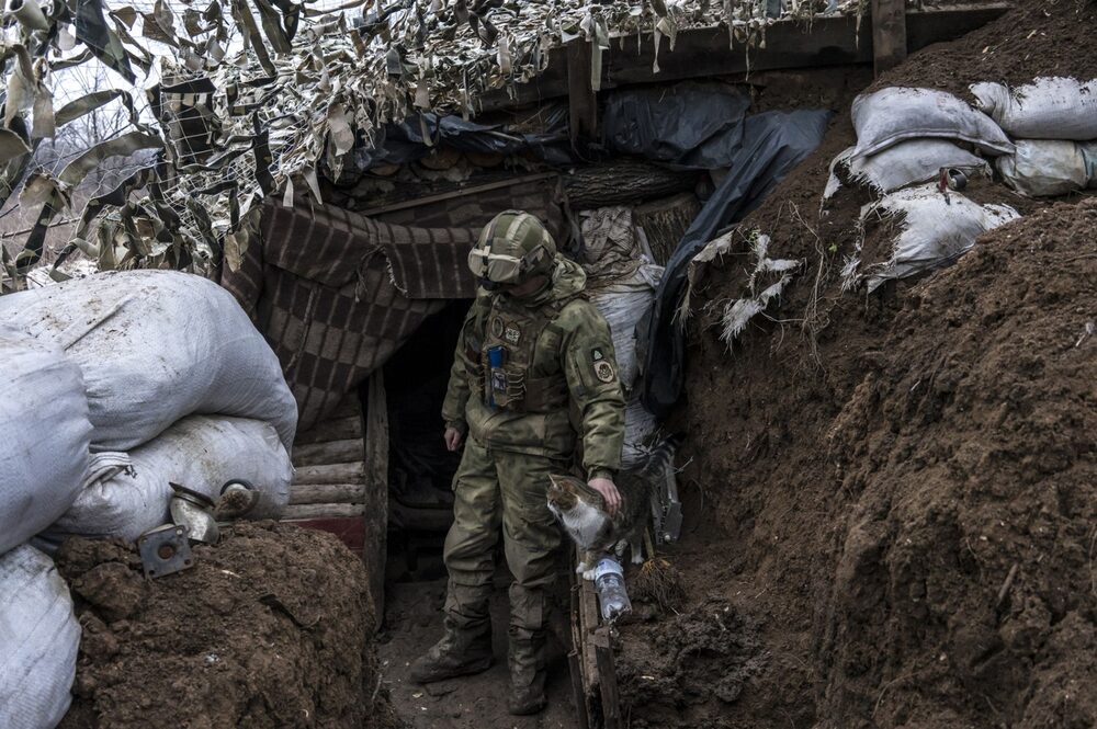 Um soldado ucraniano acaricia um gato em uma trincheira na linha de frente em 12 de dezembro de 2021 em Zolote, Ucrânia. Um soldado ucraniano acaricia um gato em uma trincheira na linha de frente em 12 de dezembro de 2021 em Zolote, Ucrânia.
