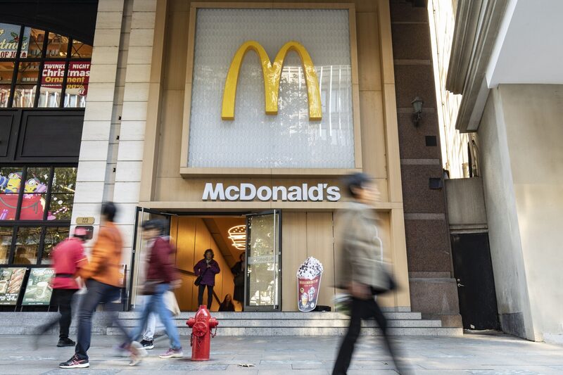 Empresa lançou um combo promocional de US$ 5 nos EUA para convencer os clientes de que ainda é uma opção acessível Empresa lançou um combo promocional de US$ 5 nos EUA para convencer os clientes de que ainda é uma opção acessível