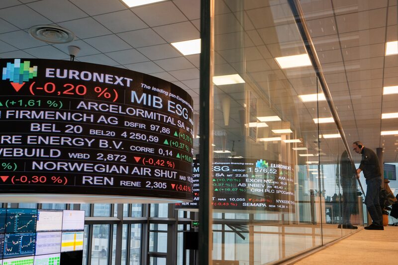 Barclays recomienda vender acciones de Estados Unidos y comprar europeas. Barclays recomienda vender acciones de Estados Unidos y comprar europeas.