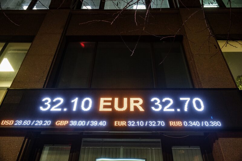 Especialistas veem fraqueza do euro com conflito na Ucrânia Especialistas veem fraqueza do euro com conflito na Ucrânia