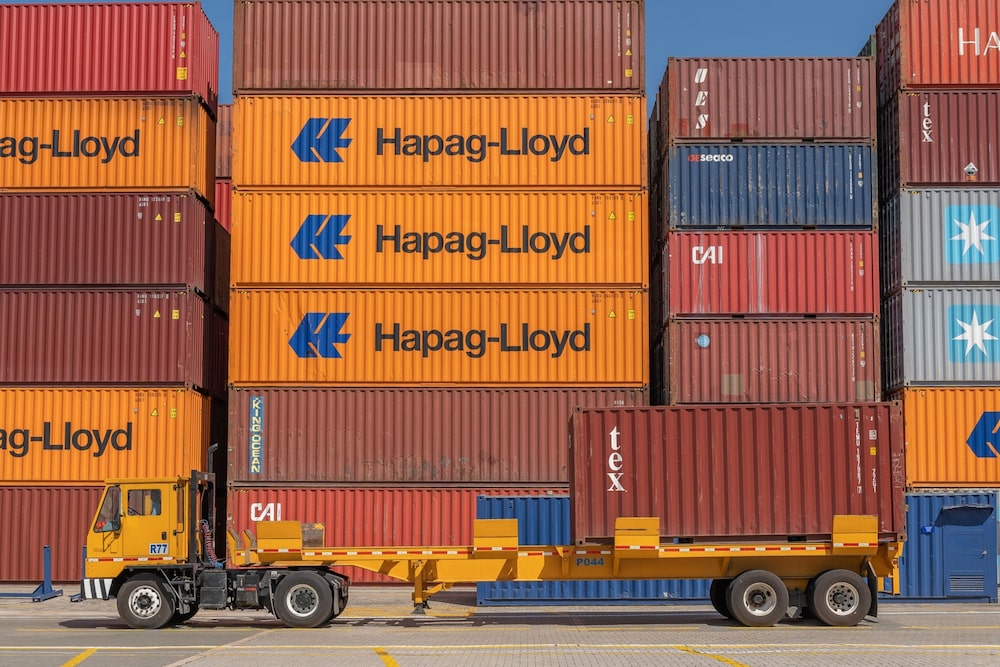 Un camión transporta un contenedor a un sitio de almacenamiento en la terminal de la Sociedad Portuaria Regional de Cartagena (SPRC) en el Puerto de Cartagena en Cartagena, Colombia, el jueves 9 de diciembre de 2021. Un camión transporta un contenedor a un sitio de almacenamiento en la terminal de la Sociedad Portuaria Regional de Cartagena (SPRC) en el Puerto de Cartagena en Cartagena, Colombia, el jueves 9 de diciembre de 2021.