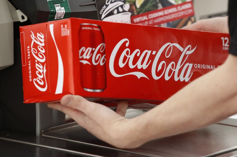 Un comprador examina una caja de refrescos de Coca-Cola Co. en una tienda en Orem, Utah, EE.UU., el martes 9 de febrero de 2021. Un comprador examina una caja de refrescos de Coca-Cola Co. en una tienda en Orem, Utah, EE.UU., el martes 9 de febrero de 2021.
