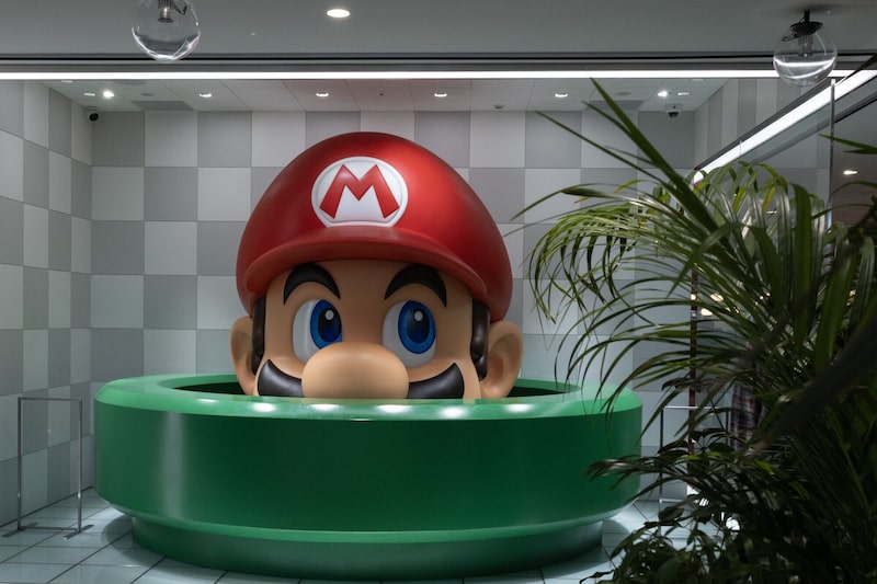 Una estatua de Mario, el personaje del videojuego "Super Mario Bros." de Nintendo Co., se exhibe en el mostrador de la entrada de los grandes almacenes Takashiyama en Kioto, Japón, el viernes 3 de noviembre de 2023. Una estatua de Mario, el personaje del videojuego "Super Mario Bros." de Nintendo Co., se exhibe en el mostrador de la entrada de los grandes almacenes Takashiyama en Kioto, Japón, el viernes 3 de noviembre de 2023.