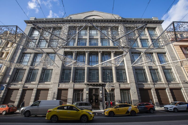 Las empresas acogieron favorablemente la medida por considerarla más previsible que los impuestos puntuales que el Gobierno ha promulgado en años anteriores. Las empresas acogieron favorablemente la medida por considerarla más previsible que los impuestos puntuales que el Gobierno ha promulgado en años anteriores.