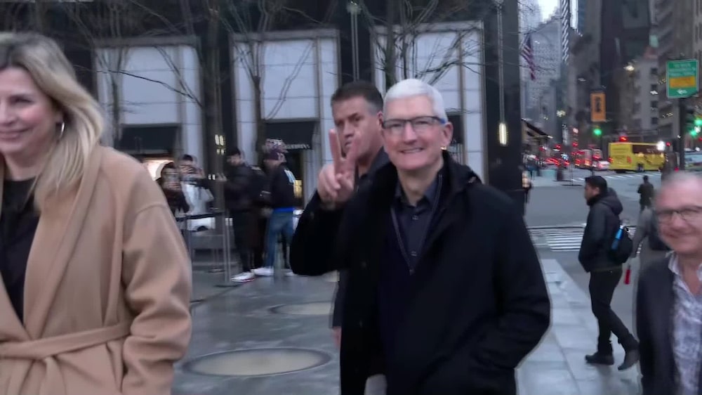 Apple comenzó a vender su auricular Vision Pro el viernes. Comenzará en US$3.499. El CEO Tim Cook llegó a la tienda insignia de Apple en Manhattan esta mañana. Apple comenzó a vender su auricular Vision Pro el viernes. Comenzará en US$3.499. El CEO Tim Cook llegó a la tienda insignia de Apple en Manhattan esta mañana.