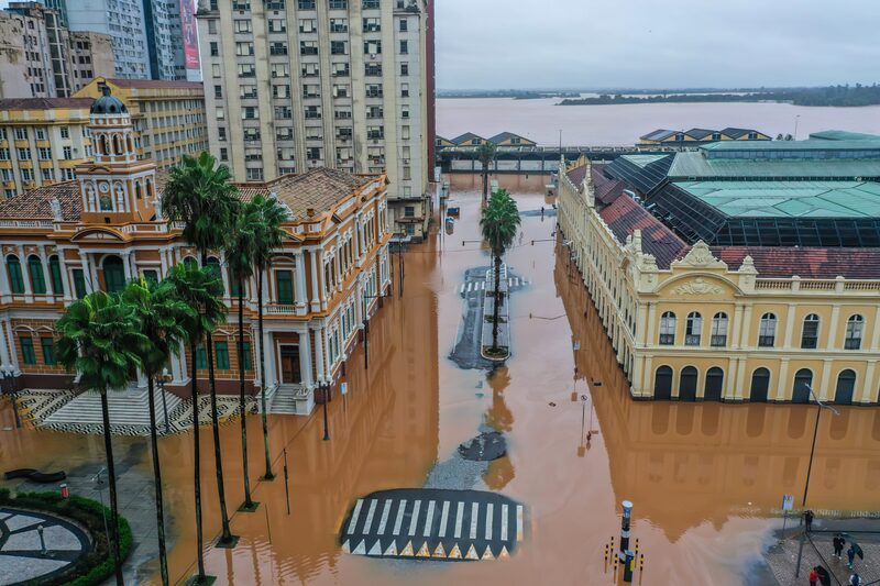 Porto Alegre, 03/05/2024, Prefeitura de Porto Alegre a esquerda e o Mercado Municipal a direita, alagados, após chuva intensa. Foto: Gilvan Rocha/Agência Brasil Porto Alegre, 03/05/2024, Prefeitura de Porto Alegre a esquerda e o Mercado Municipal a direita, alagados, após chuva intensa. Foto: Gilvan Rocha/Agência Brasil