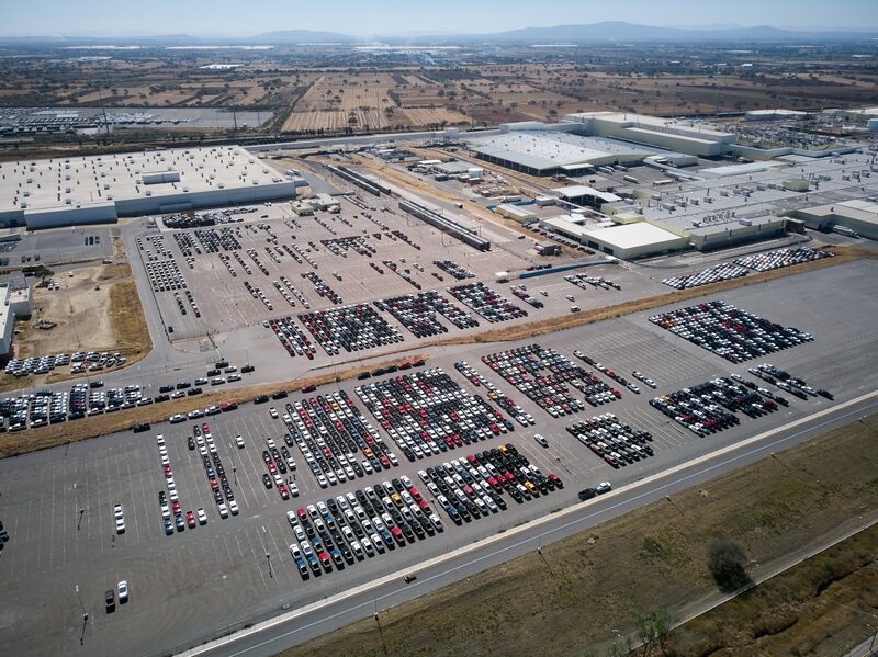 Vehículos aparcados en General Motors Co. Complejo Silao en Silao, estado de Guanajuato, México. Vehículos aparcados en General Motors Co. Complejo Silao en Silao, estado de Guanajuato, México.