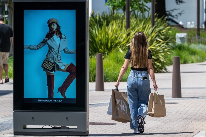 Un comprador en el centro comercial Broadway Plaza en Walnut Creek, California. Fotógrafo: David Paul Morris/Bloomberg. Un comprador en el centro comercial Broadway Plaza en Walnut Creek, California. Fotógrafo: David Paul Morris/Bloomberg.