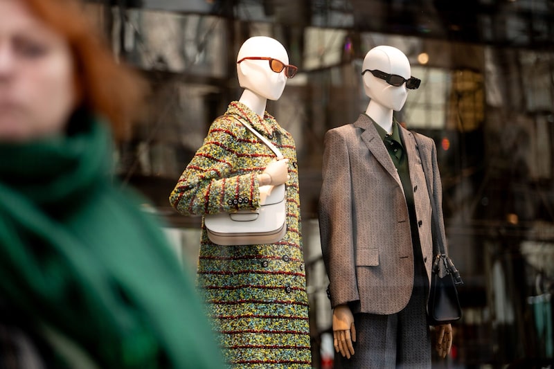 Maniquíes exhiben prendas de vestir y gafas en el escaparate de una boutique de ropa de lujo de Gucci, gestionada por Kering SA, en el centro de París (Francia). Maniquíes exhiben prendas de vestir y gafas en el escaparate de una boutique de ropa de lujo de Gucci, gestionada por Kering SA, en el centro de París (Francia).