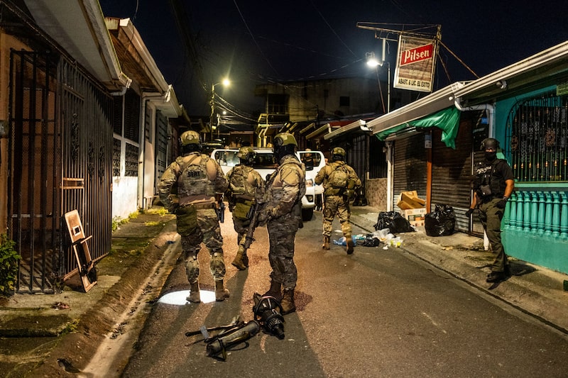 Miembros de una unidad del Organismo de Investigación Judicial (OIJ) de Costa Rica participan en una operación en un barrio de Limón. Miembros de una unidad del Organismo de Investigación Judicial (OIJ) de Costa Rica participan en una operación en un barrio de Limón.