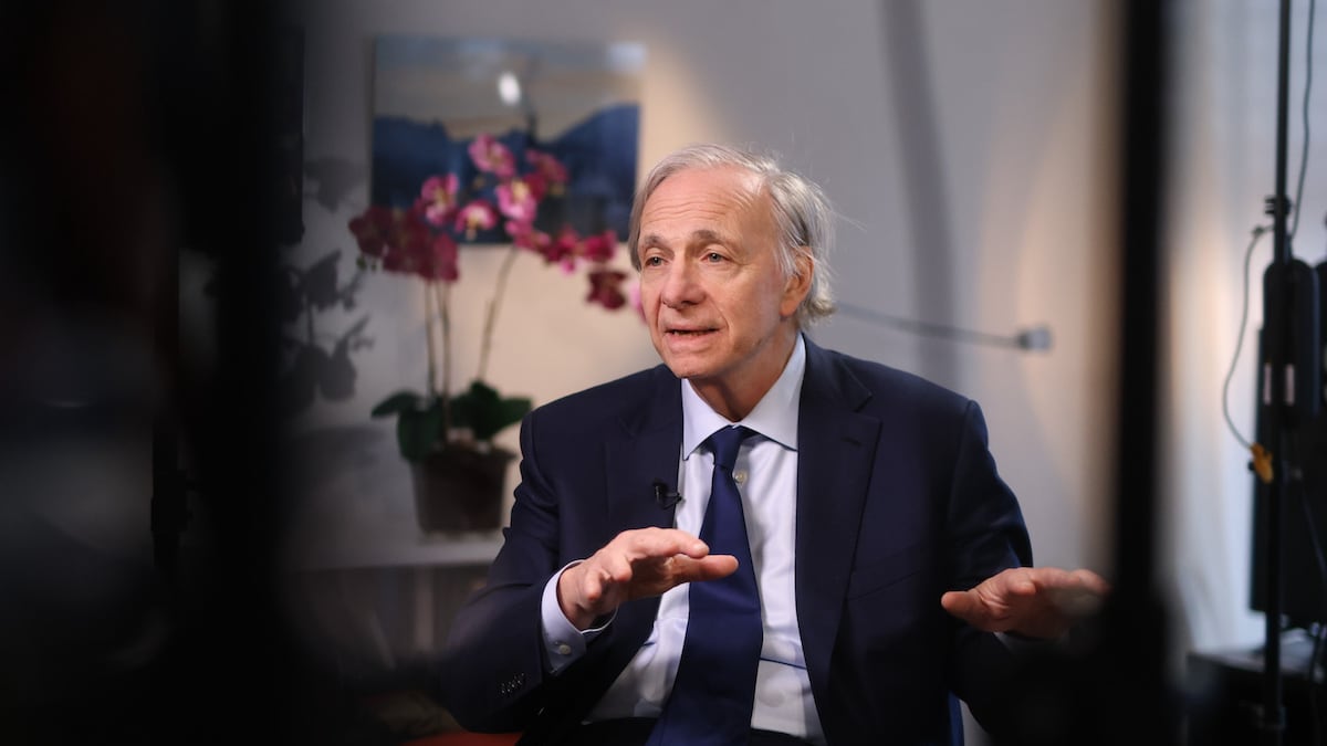 Ray Dalio alerta por la deuda de EE.UU. y cree que el desplome de los bonos aún no termina
