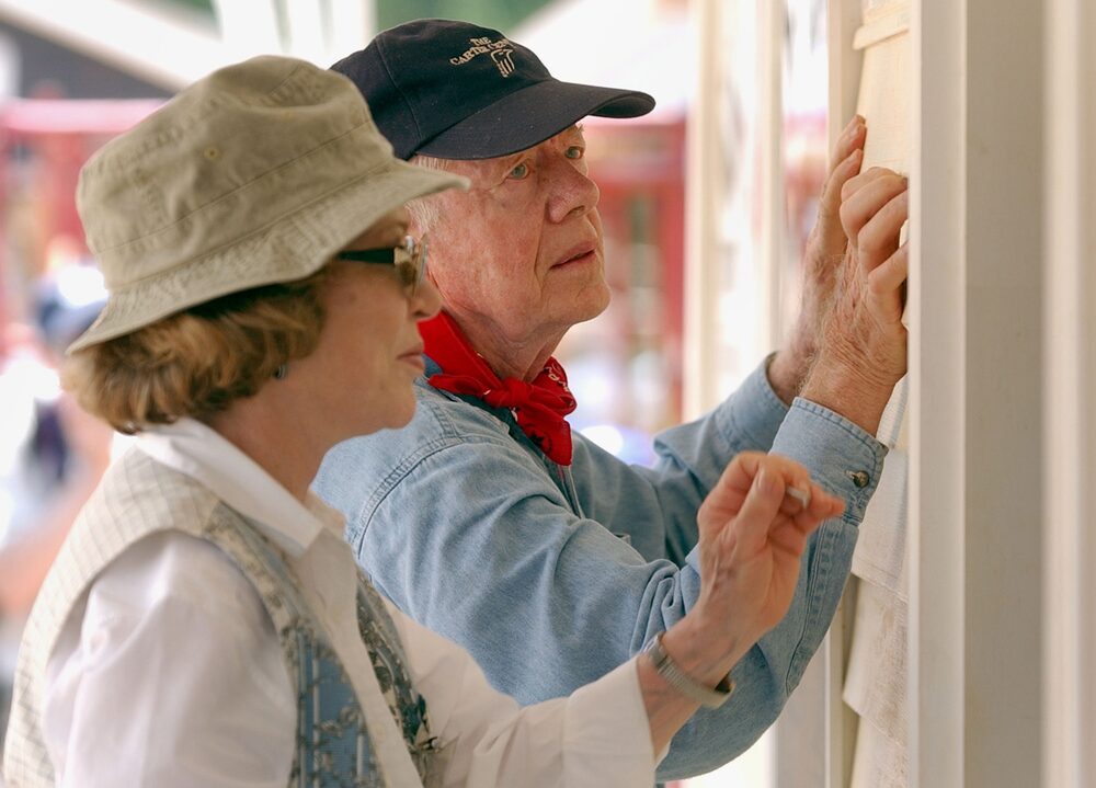 El expresidente de EE.UU. Jimmy Carter y su esposa Rosalyn colocan revestimientos en la fachada de una casa de Hábitat para la Humanidad que se estaba construyendo el 10 de junio de 2003 en LaGrange, Georgia.
Más de 90 casas están siendo construidas en LaGrange; Valdosta, Georgia; y Anniston, Alabama por voluntarios como parte del Proyecto de Trabajo Jimmy Carter 2003 de Hábitat para la Humanidad Internacional. (Foto de Erik S. Lesser/Getty Images) El expresidente de EE.UU. Jimmy Carter y su esposa Rosalyn colocan revestimientos en la fachada de una casa de Hábitat para la Humanidad que se estaba construyendo el 10 de junio de 2003 en LaGrange, Georgia.
Más de 90 casas están siendo construidas en LaGrange; Valdosta, Georgia; y Anniston, Alabama por voluntarios como parte del Proyecto de Trabajo Jimmy Carter 2003 de Hábitat para la Humanidad Internacional. (Foto de Erik S. Lesser/Getty Images)