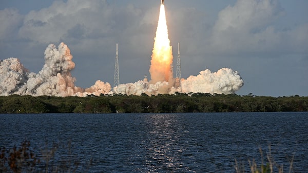 Astronautas da Nasa partem rumo à Lua em missão histórica após mais de 50 anos Astronautas da Nasa partem rumo à Lua em missão histórica após mais de 50 anos