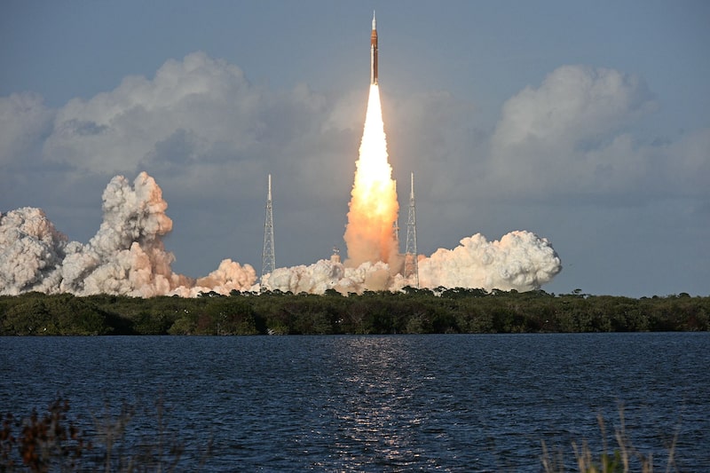 Lançamento da missão Artemis II: foguete atingiu velocidades de cerca de 28 mil km/h enquanto subia ao espaço. (Foto: Jim Watson/AFP/Getty Images) Lançamento da missão Artemis II: foguete atingiu velocidades de cerca de 28 mil km/h enquanto subia ao espaço. (Foto: Jim Watson/AFP/Getty Images)