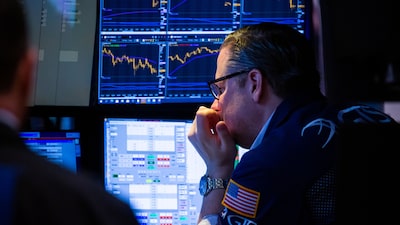 Dólar passa a subir após Campos Neto sinalizar fim de ciclo de alta de juros Dólar passa a subir após Campos Neto sinalizar fim de ciclo de alta de juros