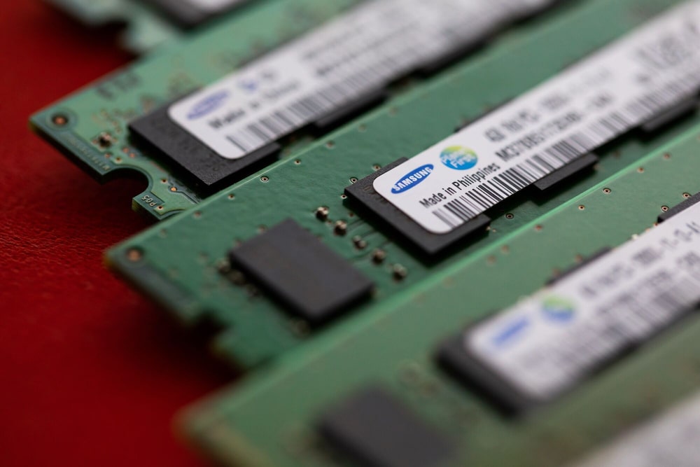 Módulos de memoria DDR (Double Data-Rate) de Samsung Electronics Co. se exhiben para una fotografía en Seúl, Corea del Sur. Módulos de memoria DDR (Double Data-Rate) de Samsung Electronics Co. se exhiben para una fotografía en Seúl, Corea del Sur.