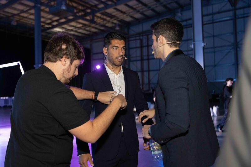 The Uruguayan striker (center) during a business forum in Punta del Este. Photo: America Business Forum. The Uruguayan striker (center) during a business forum in Punta del Este. Photo: America Business Forum.