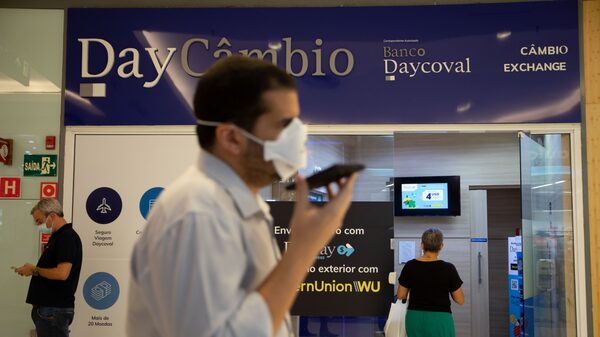 Real brasileño amplía ventaja como moneda con mejor desempeño del mundo este año Real brasileño amplía ventaja como moneda con mejor desempeño del mundo este año