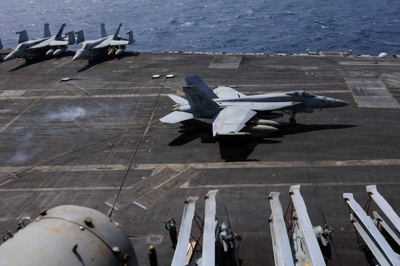 O entendimento entre Washington e Teerã ocorre após dias de escalada militar que elevaram os riscos para a navegação no Estreito de Ormuz. O entendimento entre Washington e Teerã ocorre após dias de escalada militar que elevaram os riscos para a navegação no Estreito de Ormuz.