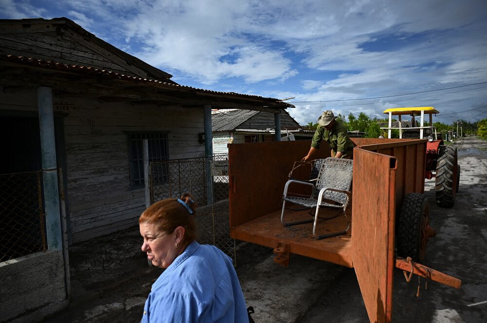 Residentes trasladan sus pertenencias a un lugar seguro ante la llegada de la tormenta tropical Rafael en Guanimar, provincia de Artemisa, Cuba, el 5 de noviembre de 2024. Residentes trasladan sus pertenencias a un lugar seguro ante la llegada de la tormenta tropical Rafael en Guanimar, provincia de Artemisa, Cuba, el 5 de noviembre de 2024.