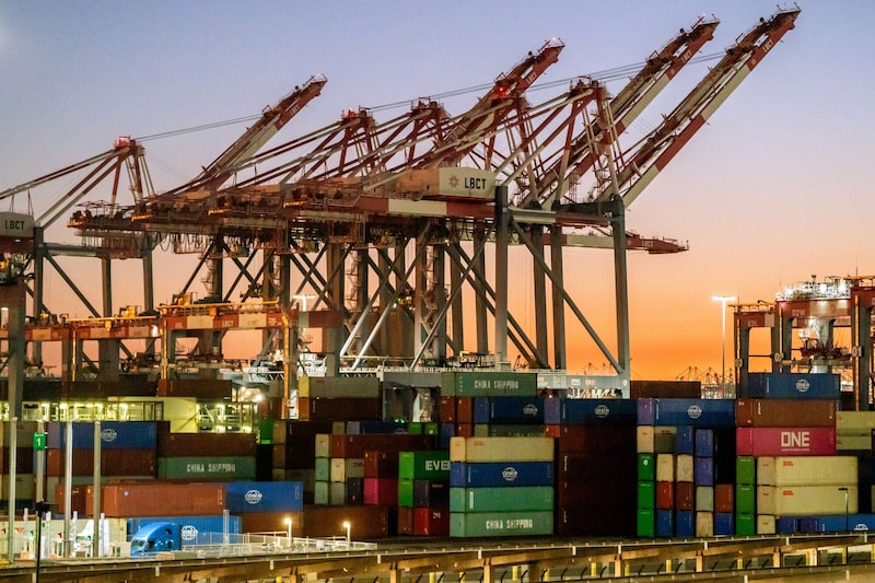 En la foto, grúas y contenedores de carga en el Puerto de Long Beach en Long Beach, California. En la foto, grúas y contenedores de carga en el Puerto de Long Beach en Long Beach, California.