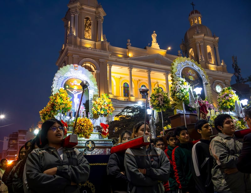 Procesión del Señor de los Milagros en la Catedral de Chiclayo, Perú, el 27 de septiembre de 2025. Procesión del Señor de los Milagros en la Catedral de Chiclayo, Perú, el 27 de septiembre de 2025.