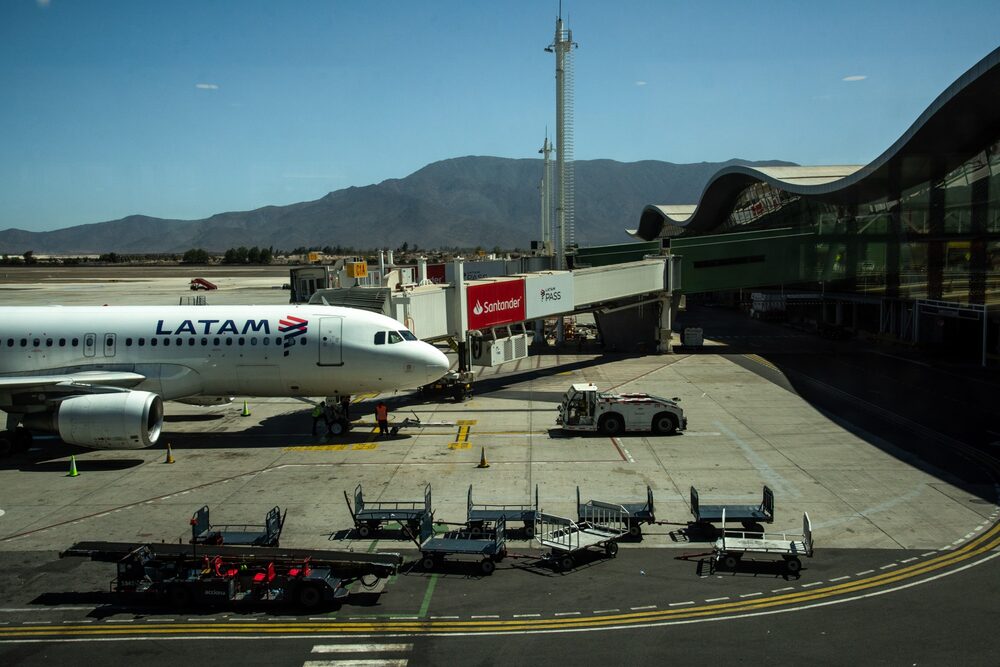 Un avión de Latam Airlines en la pista del Aeropuerto Internacional Arturo Merino Benítez (SCL) en Santiago, Chile, el lunes 7 de marzo de 2022. (Foto: Cristóbal Olivares/Bloomberg) Un avión de Latam Airlines en la pista del Aeropuerto Internacional Arturo Merino Benítez (SCL) en Santiago, Chile, el lunes 7 de marzo de 2022. (Foto: Cristóbal Olivares/Bloomberg)