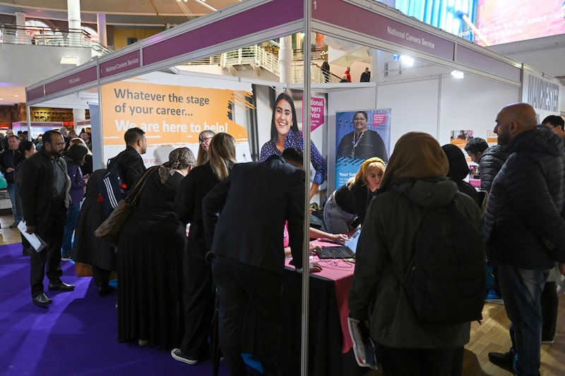 Visitantes observan los stands de los expositores en la Feria del Empleo de Manchester, en Manchester, Reino Unido, el viernes 28 de abril de 2023. Visitantes observan los stands de los expositores en la Feria del Empleo de Manchester, en Manchester, Reino Unido, el viernes 28 de abril de 2023.