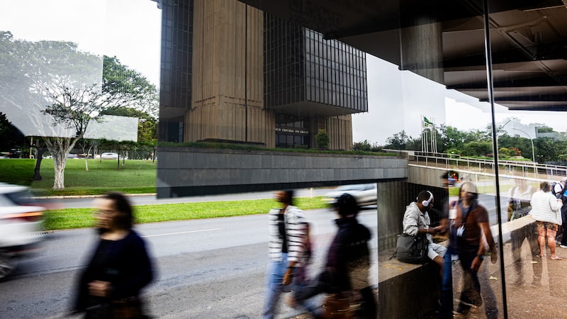 Brasil busca calmar a los mercados tras la confusa decisión de su banco central Brasil busca calmar a los mercados tras la confusa decisión de su banco central