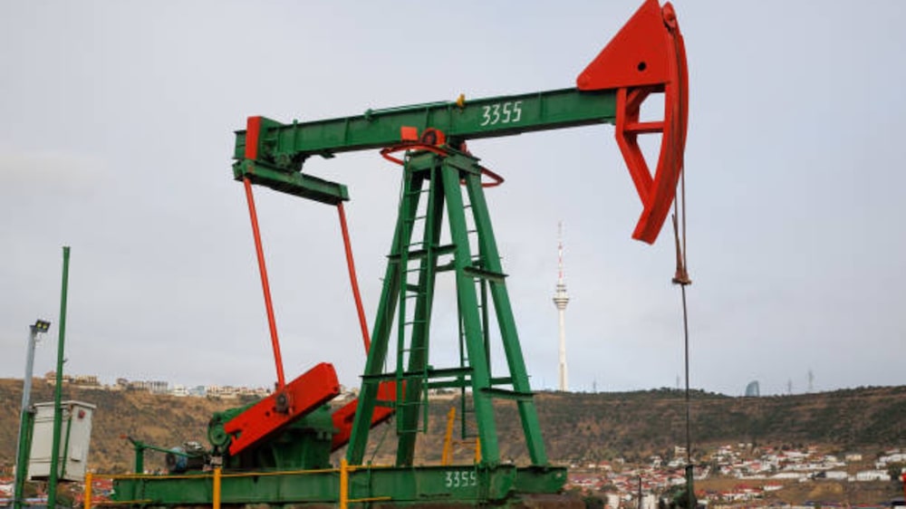 Un pozo de extracción de petróleo opera en una zona rural, reflejando el aumento sostenido de la oferta global. La expansión de la producción en países fuera de la OPEP, como Estados Unidos, Brasil y Guyana, ha intensificado el excedente. Un pozo de extracción de petróleo opera en una zona rural, reflejando el aumento sostenido de la oferta global. La expansión de la producción en países fuera de la OPEP, como Estados Unidos, Brasil y Guyana, ha intensificado el excedente.