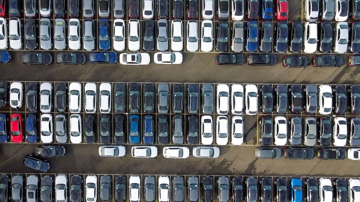 Dólar barato, incertidumbre y contradicción: en Colombia se compra carro, pero no vivienda