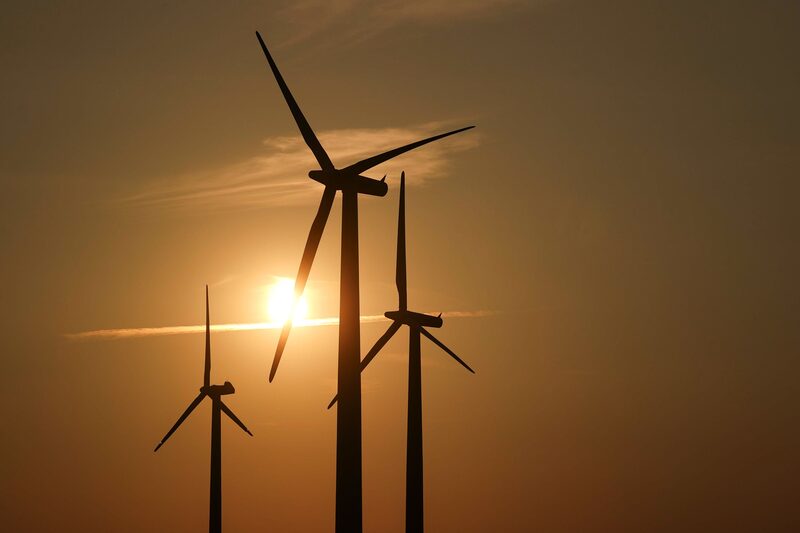 Tres aerogeneradores de energía eólica durante el atardecer. Tres aerogeneradores de energía eólica durante el atardecer.