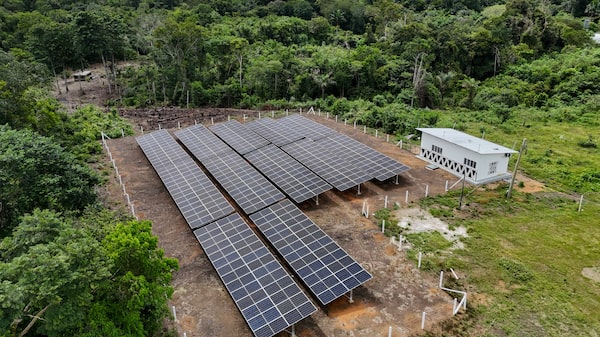 Energia solar e baterias transformam comunidades na Amazônia e reduzem uso de diesel Energia solar e baterias transformam comunidades na Amazônia e reduzem uso de diesel