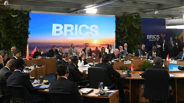 No Rio, líderes dos Brics criticam ações militares e tarifas unilaterais No Rio, líderes dos Brics criticam ações militares e tarifas unilaterais