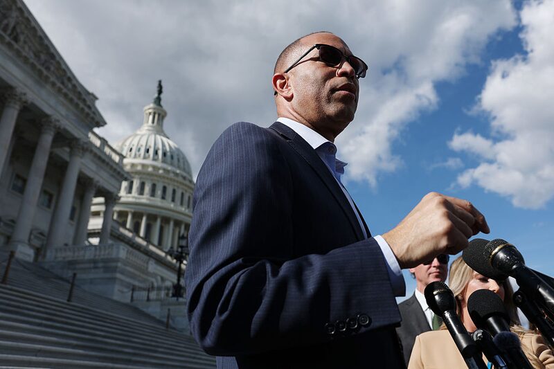 El líder de la minoría en la Cámara de Representantes de EE.UU., Hakeem Jeffries, durante una rueda de prensa en el Capitolio de EE.UU. el 02 de octubre de 2025 en Washington, DC. (Getty Images). El líder de la minoría en la Cámara de Representantes de EE.UU., Hakeem Jeffries, durante una rueda de prensa en el Capitolio de EE.UU. el 02 de octubre de 2025 en Washington, DC. (Getty Images).
