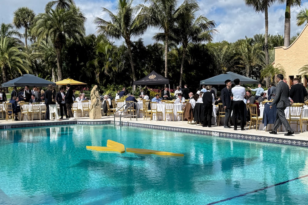 Ejecutivos de Wall Street y funcionarios del gobierno se reunieron en una conferencia organizada por la plataforma de criptomonedas de la familia Trump, un evento que subrayó cómo la protección de los activos virtuales se ha convertido en una prioridad política y un centro de ganancias personales en la era del presidente Donald Trump. Ejecutivos de Wall Street y funcionarios del gobierno se reunieron en una conferencia organizada por la plataforma de criptomonedas de la familia Trump, un evento que subrayó cómo la protección de los activos virtuales se ha convertido en una prioridad política y un centro de ganancias personales en la era del presidente Donald Trump.